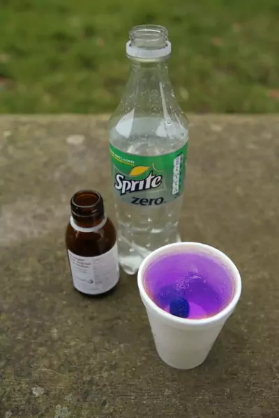 Purple drank to połączenie syropu na kaszel z zawartością kodeiny  i prometazyny ze Spritem