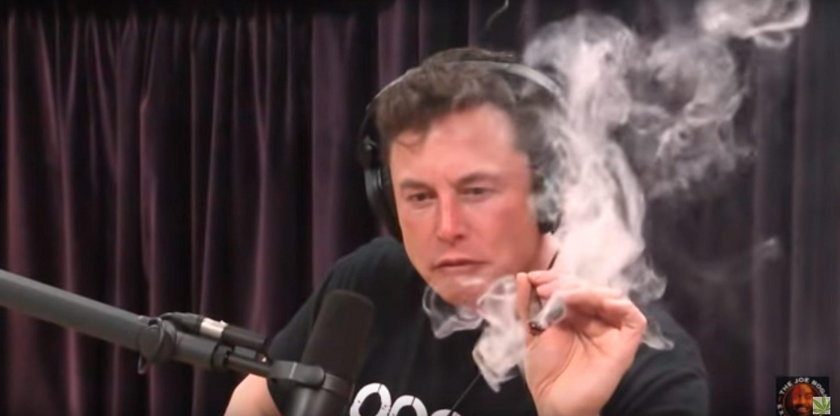 Zaskakujące zachowanie Elona Muska. Palił marihuanę na wizji