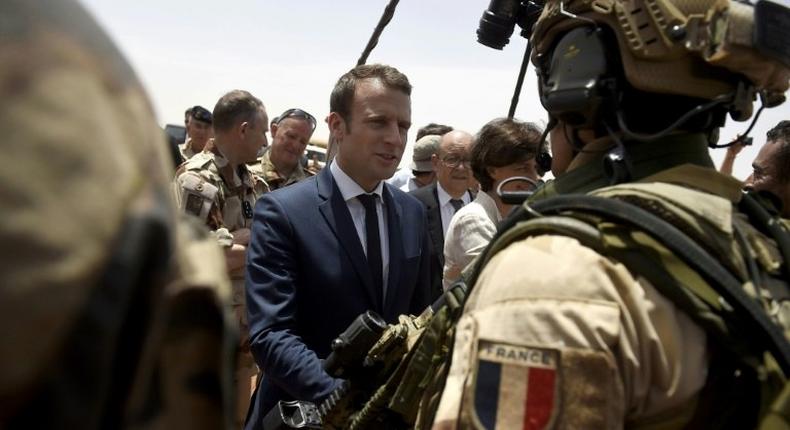 Le président français Emmanuel Macron rend visite à ses troupes au Mali