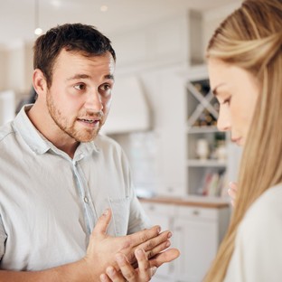 Szorongó kötődés a párkapcsolatban: gyermekkori minták, amelyek felnőttként is fájnak