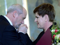 Makijaż nie pomógł: emocje podczas desygnacji "wylazły na szyi" Beaty Szydło. FOTO