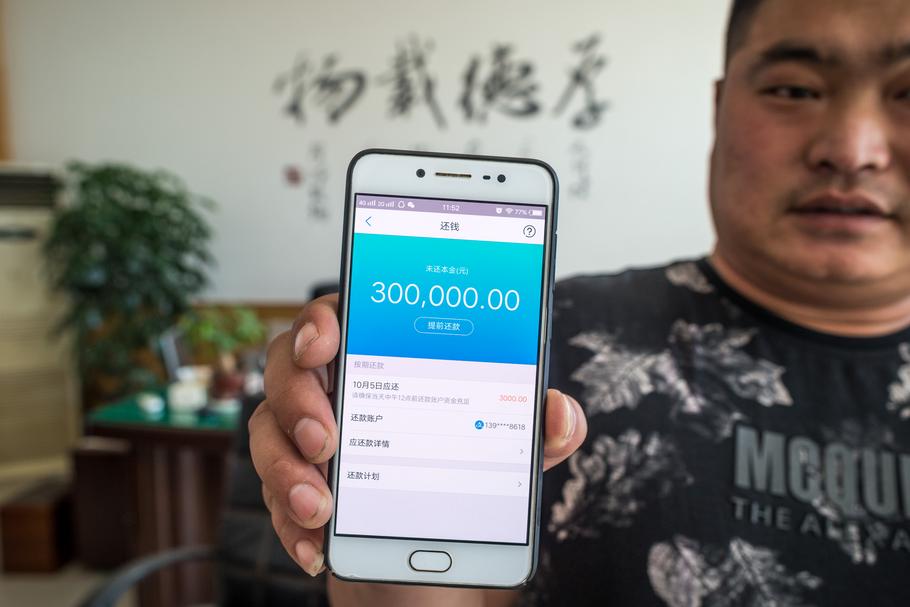 Chińczyk pokazuje aplikację Alipay