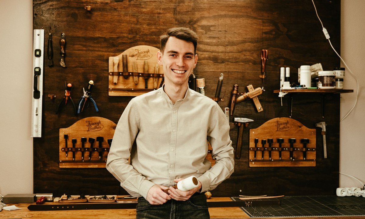 Patryk jest kaletnikiem. "W tym zawodzie można dziś dobrze zarobić"