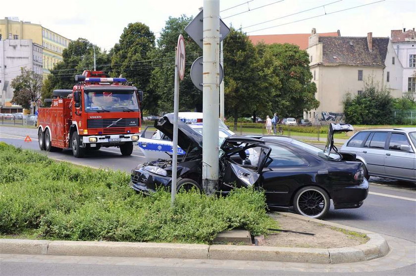 Roztrzaskał się na słupie