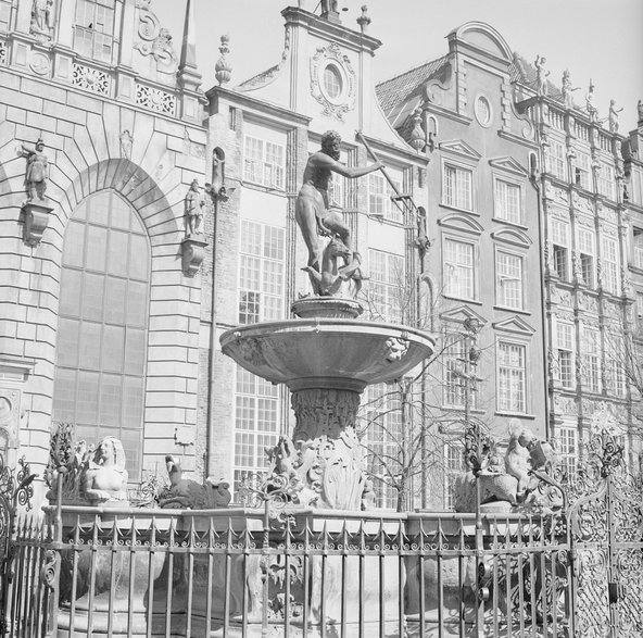 Fontanna Neptuna na placu Długi Targ w 1969 r.
