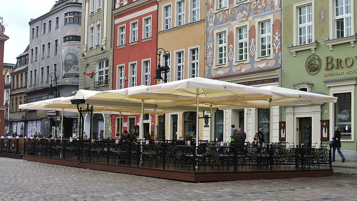 Na poznańskim rynku restauracje stawiają już pierwsze ogródki. W tym roku jednak w ich wyglądzie zaszły spore zmiany, które już są widoczne. Czy mieszkańcom spodoba się nowy wygląd ogródków?