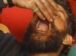 Ten facet zjada gwoździe!