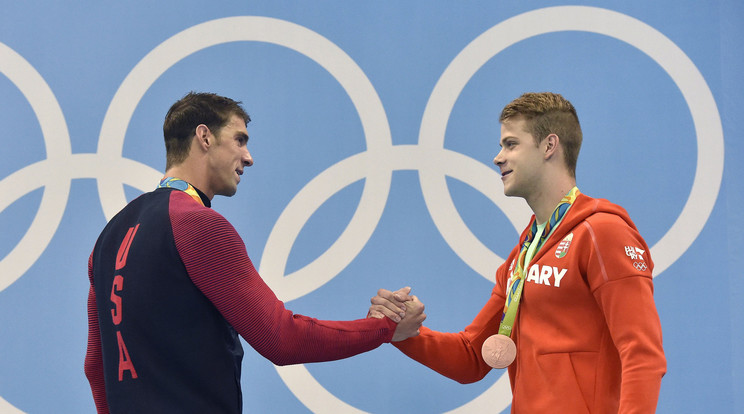 Az aranyérmes Michael Phelps (balra) gratulált Kenderesinek/Fotó: MTI-Illyés Tibor