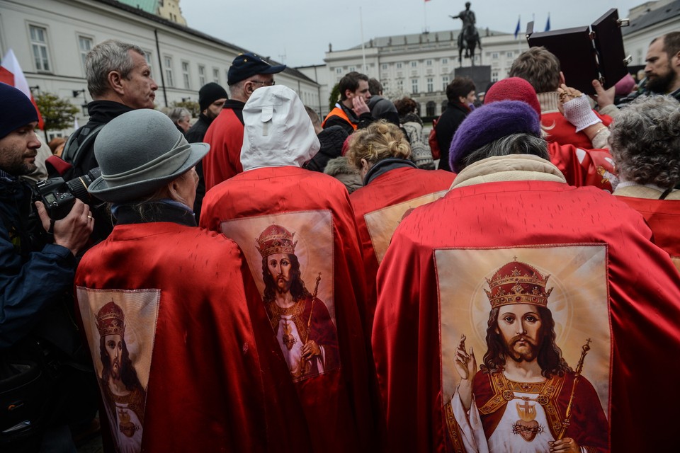 Uczestnicy Apelu Pamięci przed Pałacem Prezydenckim na Krakowskim Przedmieściu