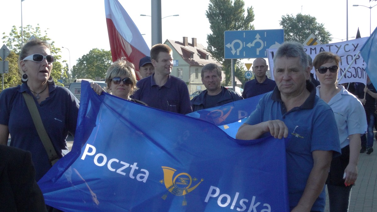 - Żądamy poszanowania naszych praw – mówili pracownicy Poczty Polskiej podczas odbywającego się dziś na terenie Zielonej Góry protestu. Strajkujący zwracali uwagę na niskie zarobki, brak szacunku oraz złe zarządzenie firmą.