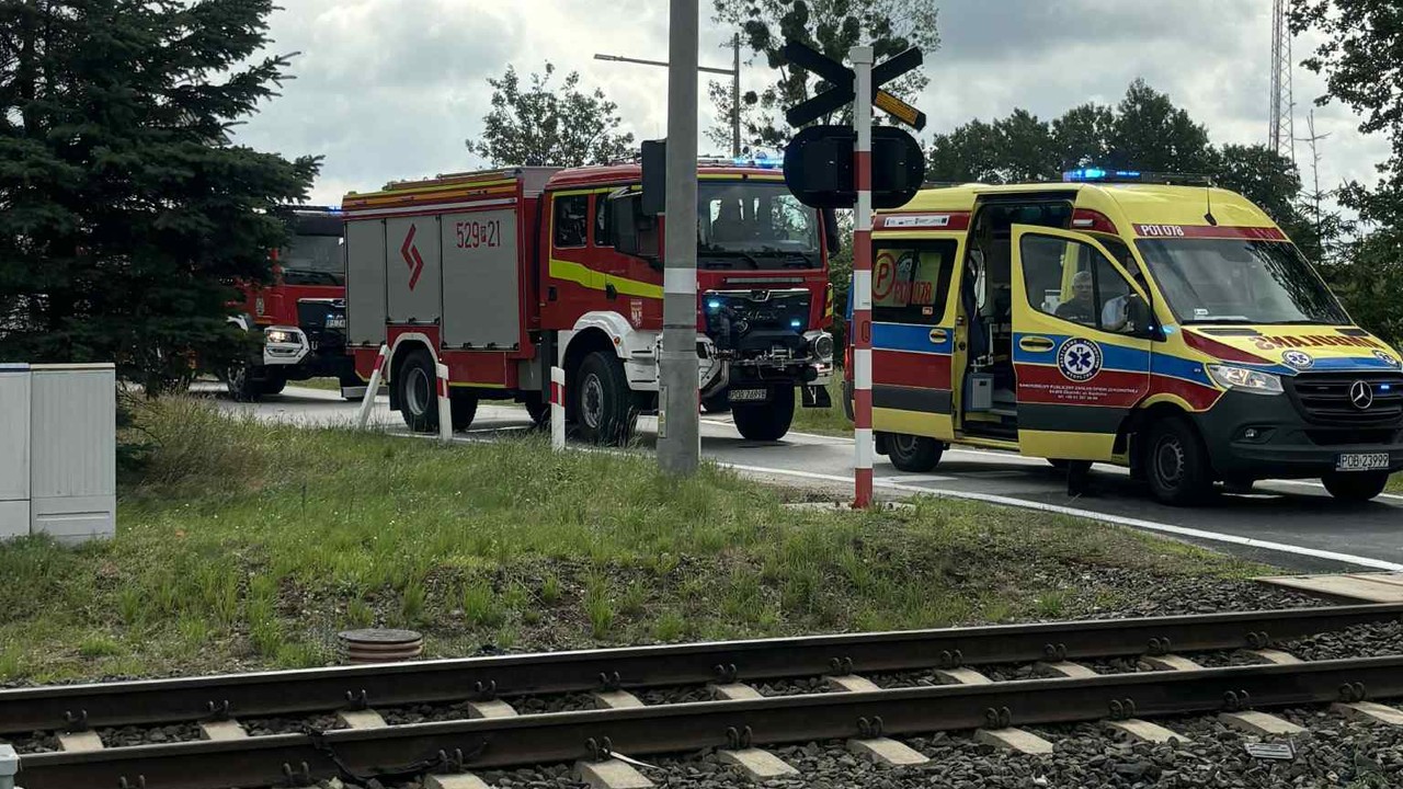 Samochód zderzył się z pociągiem. Nie żyje 62-letni kierowca