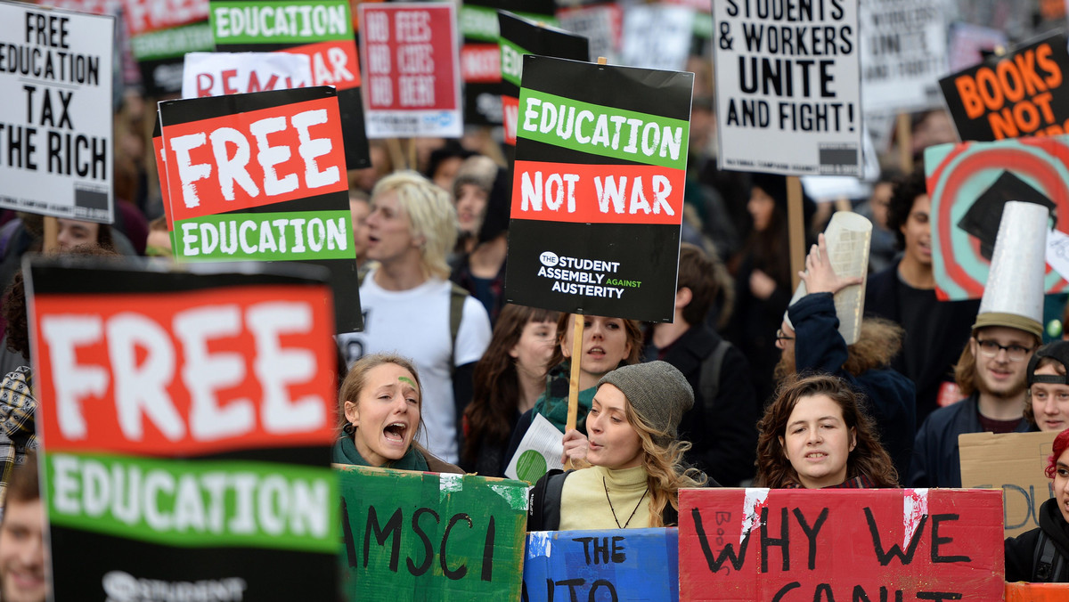 Tysiące studentów protestowały w Londynie przeciwko opłatom za studia i cięciom wydatków na szkolnictwo wyższe. W największym tego rodzaju proteście od czterech lat uczestniczyli studenci z 40 brytyjskich uniwersytetów.