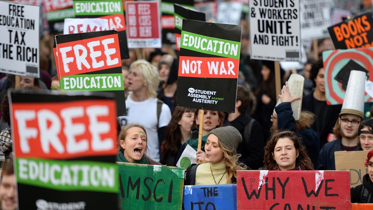 Tysiące studentów protestowały w Londynie przeciwko opłatom za studia i cięciom wydatków na szkolnictwo wyższe. W największym tego rodzaju proteście od czterech lat uczestniczyli studenci z 40 brytyjskich uniwersytetów.