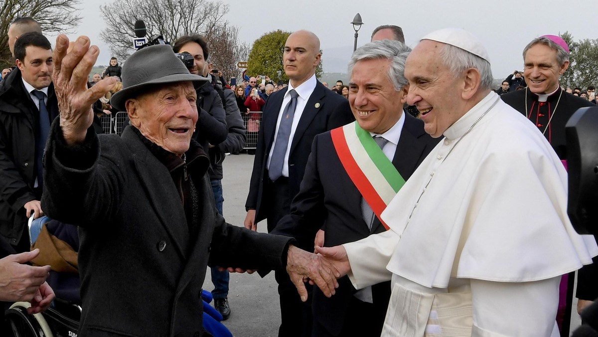 Chciałbym, by przyznano kiedyś Nagrodę Nobla ludziom starszym, którzy dają pamięć ludzkości - powiedział papież Franciszek dziś wiernym na spotkaniu w Pietrelcinie na południu Włoch. Papież odwiedza miejsca związane z życiem i posługą św. Ojca Pio.