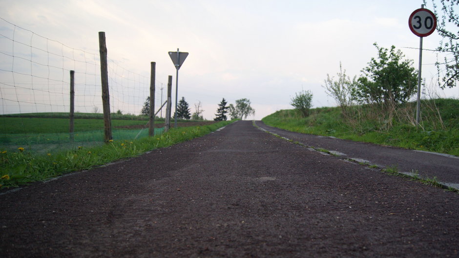 Gumowa droga w miejscowości Goryń, gmina Kisielice