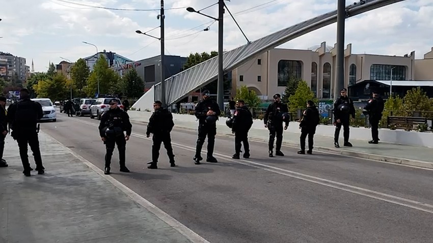 Pojačane snage Kfora izvele su pokaznu vežbu na mostu na Ibru