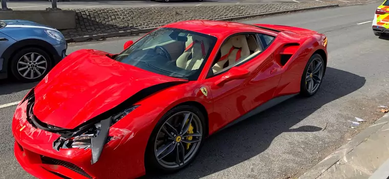 Kierowca Ferrari nie nacieszył się długo nowym nabytkiem. Rozbił je po 3 km