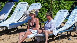 Falatnyi bikiniben lazít a tengerparton az 58 éves Sharon Stone - fotók