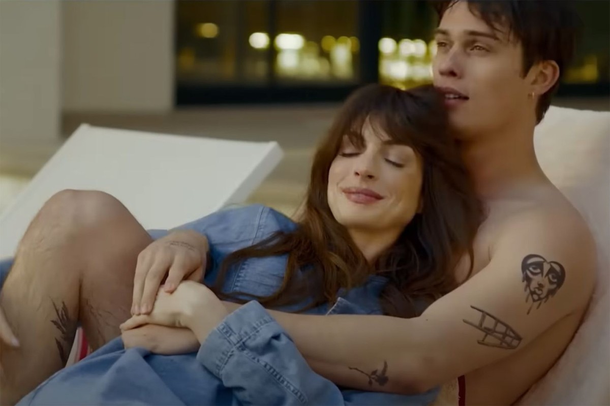 Anne Hathaway i Nicholas Galitzine w filmie "Na samą myśl o Tobie"