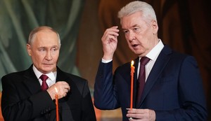 Ruski predsednik Vladimir Putin i gradonačelnik Moskve Sergej Sobjanin u Hramu Hrista Spasitelja u Moskvi 11. aprila 