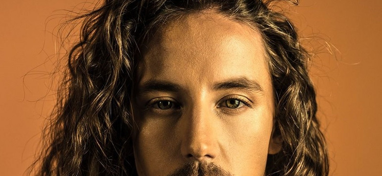 Michał Szpak zapozował prawie nago. Internauci krytykują [FOTO]