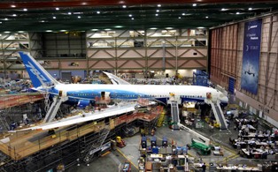 Opóźnienia Dreamlinera zatrzęsły Boeingiem