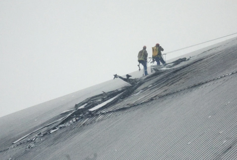Ukrajinski radnici popravljaju štit na reaktoru 4 nuklearne elektrane Černobilj 14. februara