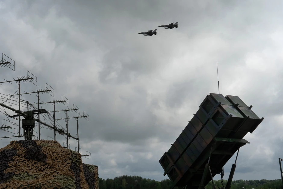Ukrajinski F-16 iznad sistema "patriot" na nepoznatoj lokaciji u Ukrajini 4. avgusta 2024.