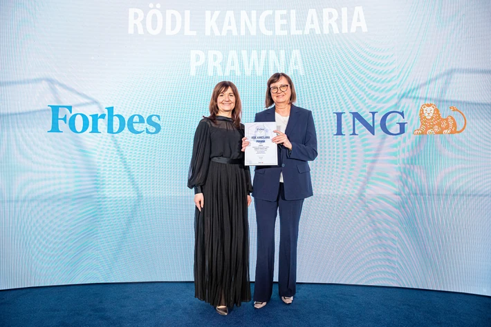 Każda wyróżniona firma otrzymała dyplom z gratulacjami.  Na zdjęciu: firma Rödl & Partner, która po raz kolejny została wyróżniona w rankingu Forbesa