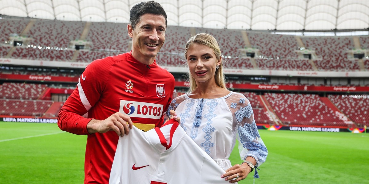 Robert Lewandowski w towarzystwie ukraińskiej reporterki. 