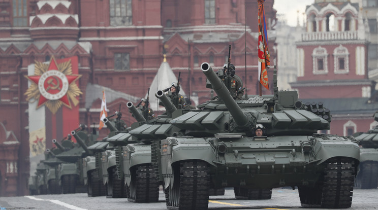 Orosz T-72B3M harckocsik felvonulása a győzelem napi díszszemlén a moszkvai Vörös téren 2022. május 9-én. Oroszországban május 9-én ünneplik a náci Németország felett a II. világháborúban aratott győzelem 77. évfordulóját / Fotó: MTI/EPA/Jurij Kocsetkov
