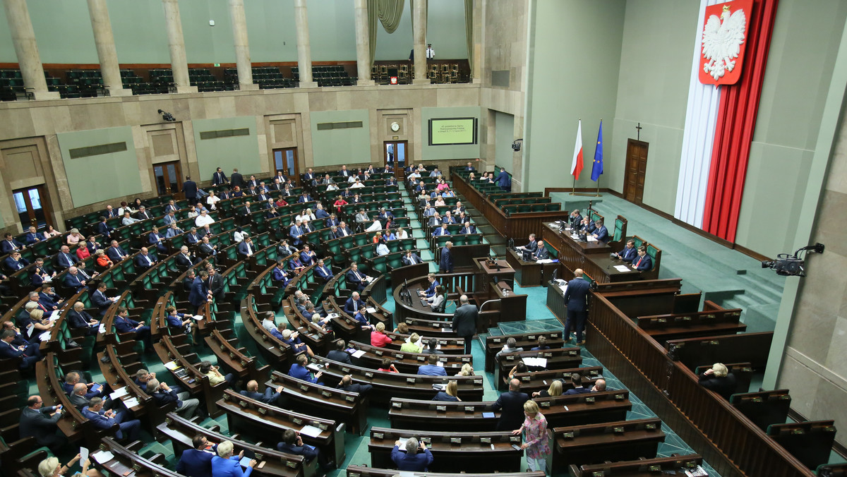 Zwolennicy rządu to 38 proc. respondentów, przeciwnicy to 31 proc. – wynika z najnowszego, lipcowego sondażu CBOS. Obojętni wobec obecnego gabinetu to 28 proc. Zadowolenie z tego, że na czele rządu stoi Beata Szydło wyraziło 45 proc. ankietowanych, niezadowolenie – 39 proc.