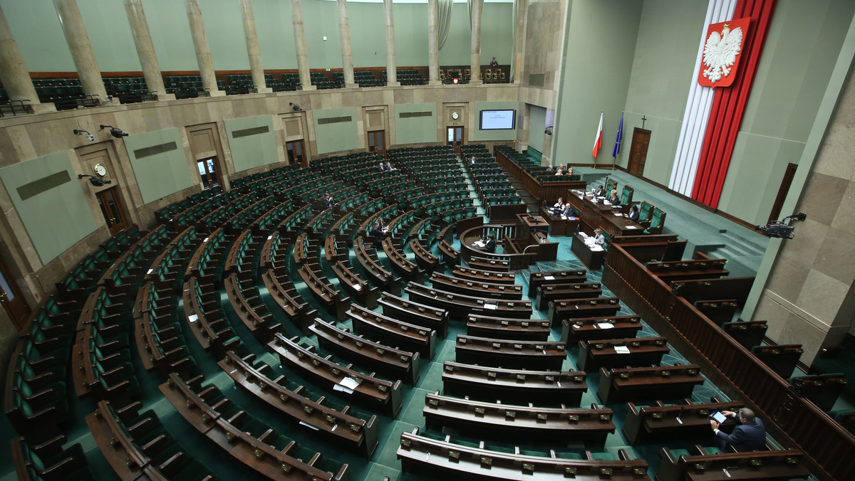 Sejm przyjął większość poprawek zaproponowanych przez Senat do rządowej ustawy o ułatwieniach w wykonywaniu działalności gospodarczej, w tym dotyczące rozliczeń podatkowych za samochód służbowy oraz naliczania preferencyjnej akcyzy na olej opałowy.