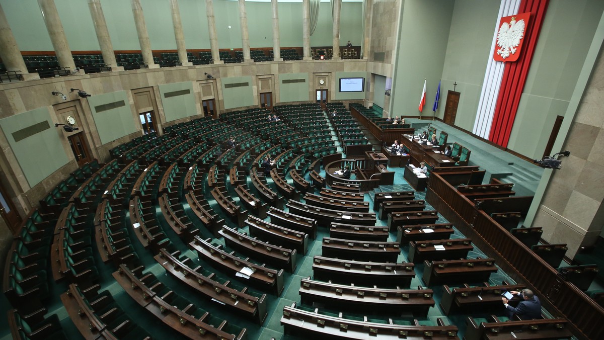 Sejm przyjął większość poprawek zaproponowanych przez Senat do rządowej ustawy o ułatwieniach w wykonywaniu działalności gospodarczej, w tym dotyczące rozliczeń podatkowych za samochód służbowy oraz naliczania preferencyjnej akcyzy na olej opałowy.