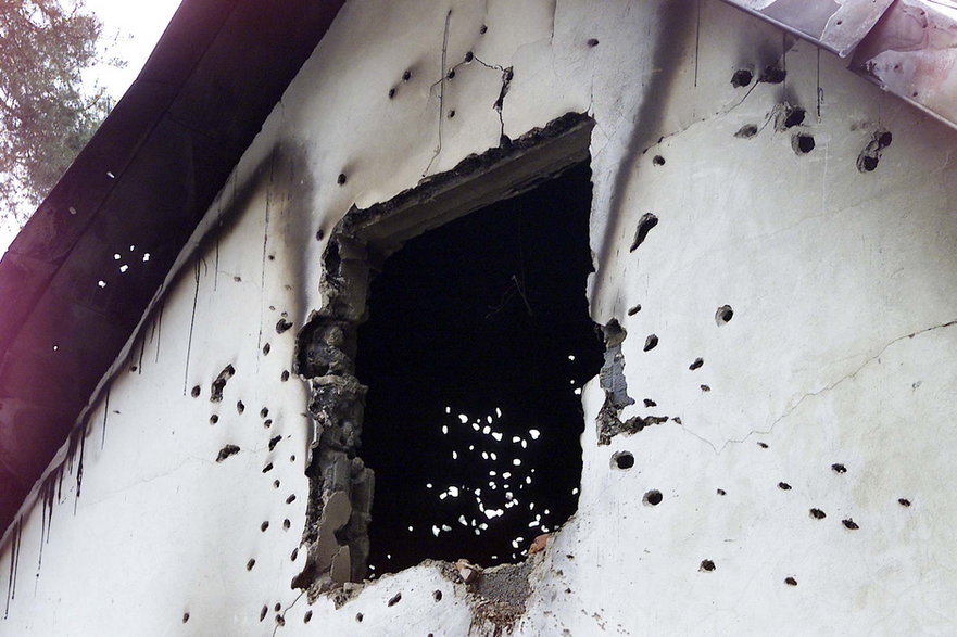 Jedno z okien w domu w Magdalence, z których strzelali dwaj bandyci w czasie krwawej potyczki z policją