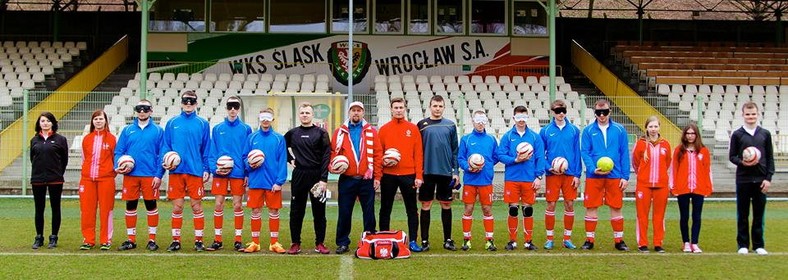 Trening niewidomych piłkarzy we Wrocławiu 