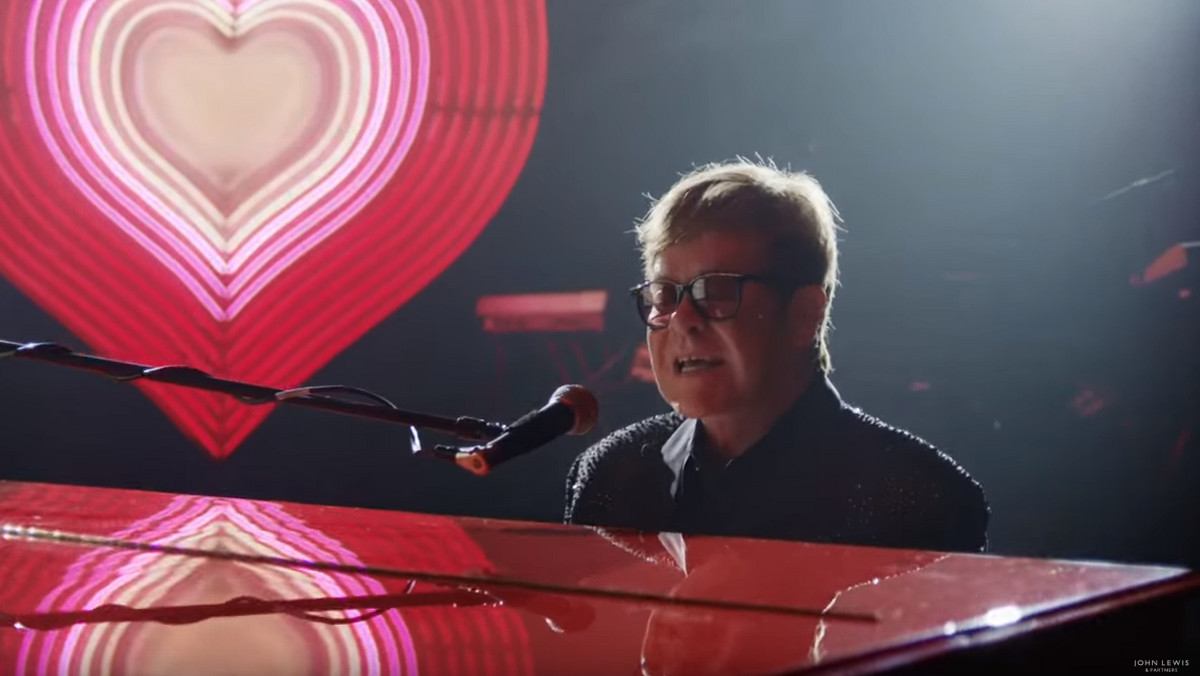 Dom handlowy John Lewis zaprosił do swojej kampanii Eltona Johna. Świąteczna reklama stała się hitem internetu. "Ta reklama to wspaniała okazja do refleksji nad moim życiem" - przyznał wokalista.