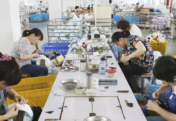 Koniec ery metek "made in China"? Sportowi giganci wycofują się z produkcji ubrań w tym kraju
