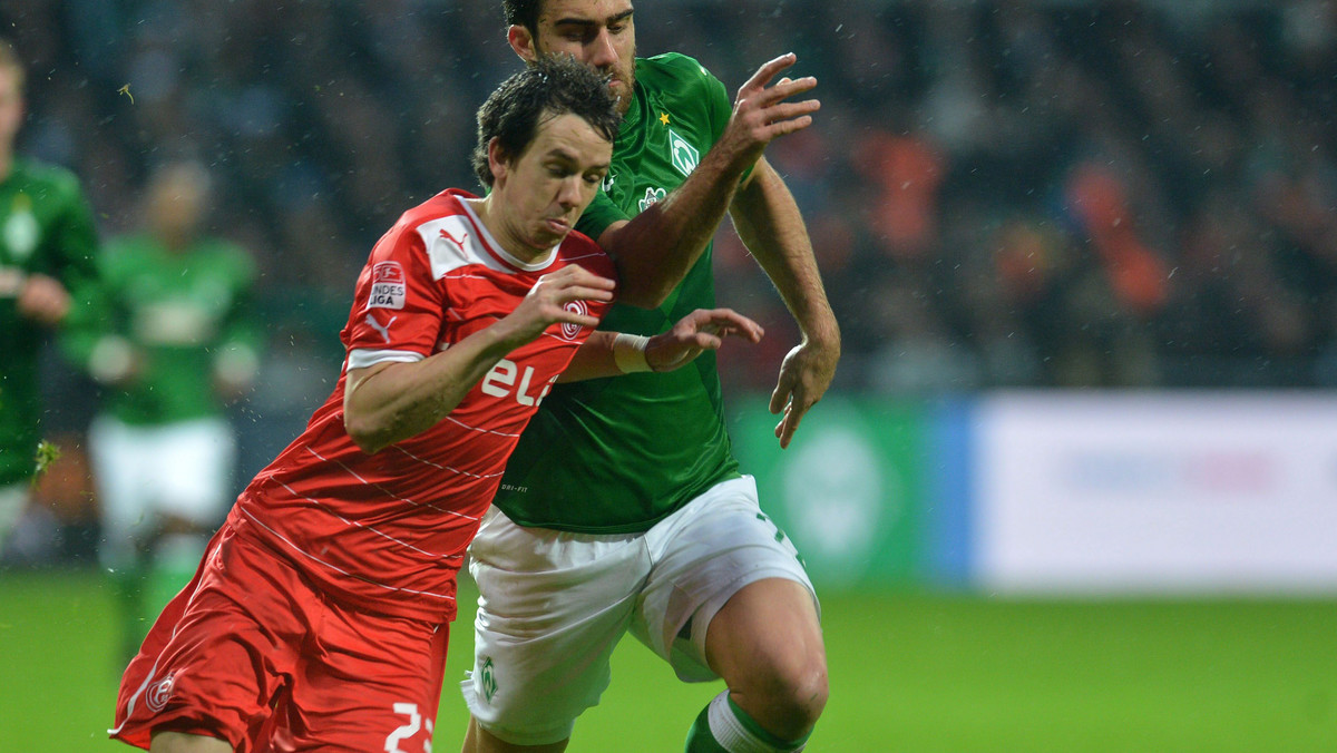 Werder Brema pokonał Fortunę Duesseldorf 2:1 (0:1) w meczu 12. kolejki Bundesligi. Gospodarze niespodziewanie mieli ciężką przeprawę z beniaminkiem, a wygrali dzięki golowi strzelonemu w 82. minucie, kiedy grali w osłabieniu. Wpadkę na własnym stadionie zaliczyło Hoffenheim, które przegrało z VfL Wolfsburg 1:3 (0:2).