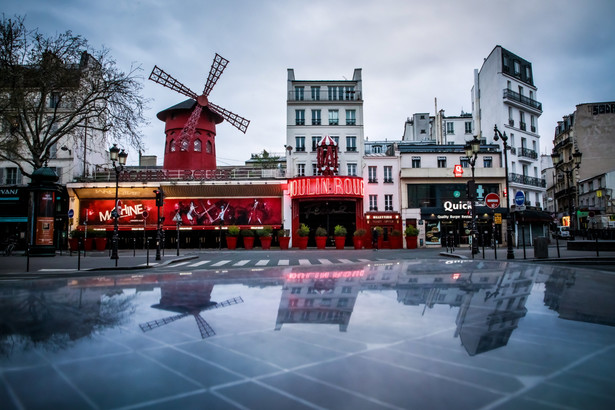 Moulin Rouge i pusty plac Pigalle