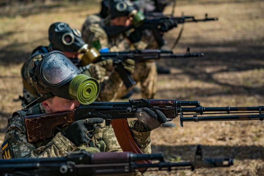 Konflikt wojenny w Ukrainie spowodował większe zainteresowanie bronią i szkoleniami jak się nią posługiwać. Na zdj. Cywilni ochotnicy z chemicznymi maskami przeciwgazowymi uczą się strzelać z karabinów podczas szkolenia wojskowego w lasach Zaporoża w Ukrainie