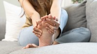 A májkárosodás egyik figyelmeztető jele a lábakon jelenik meg - és éjszaka rosszabbodik! című cikk nyitóképe