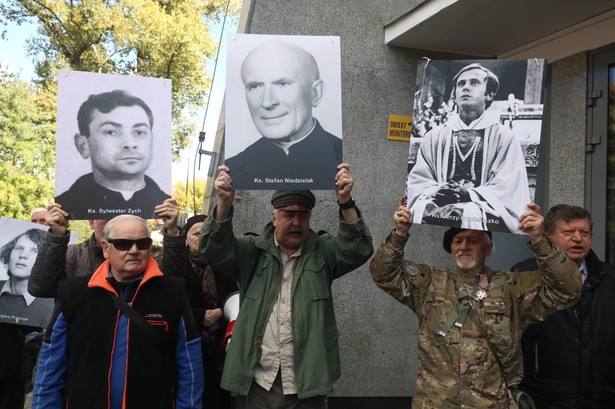 Pikieta podczas uroczystości pogrzebowych Jerzego Urbana na Cmentarzu Wojskowym na Powązkach w Warszawie