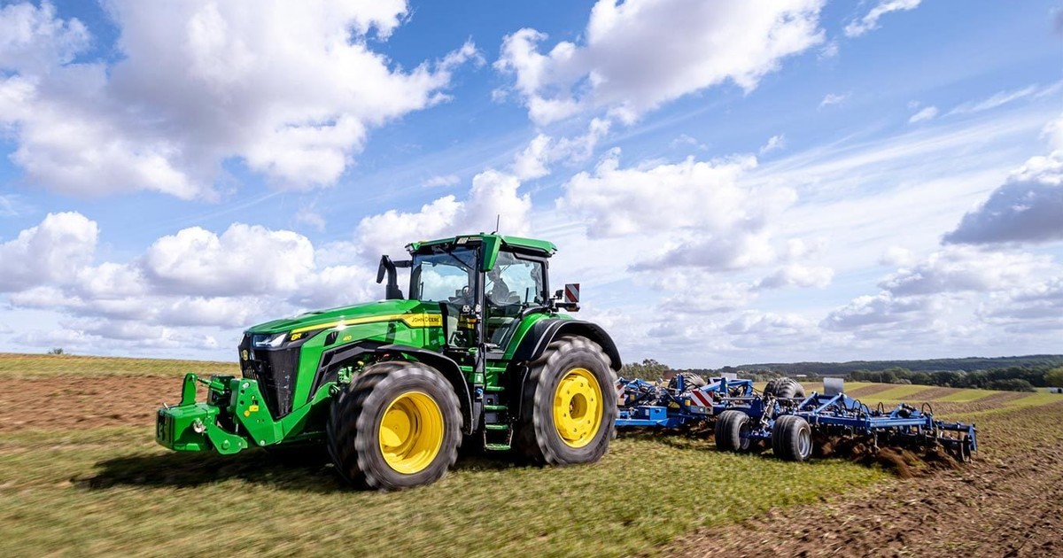 Nowoczesne ciągniki rolnicze. Jaki model Johna Deere'a dostał