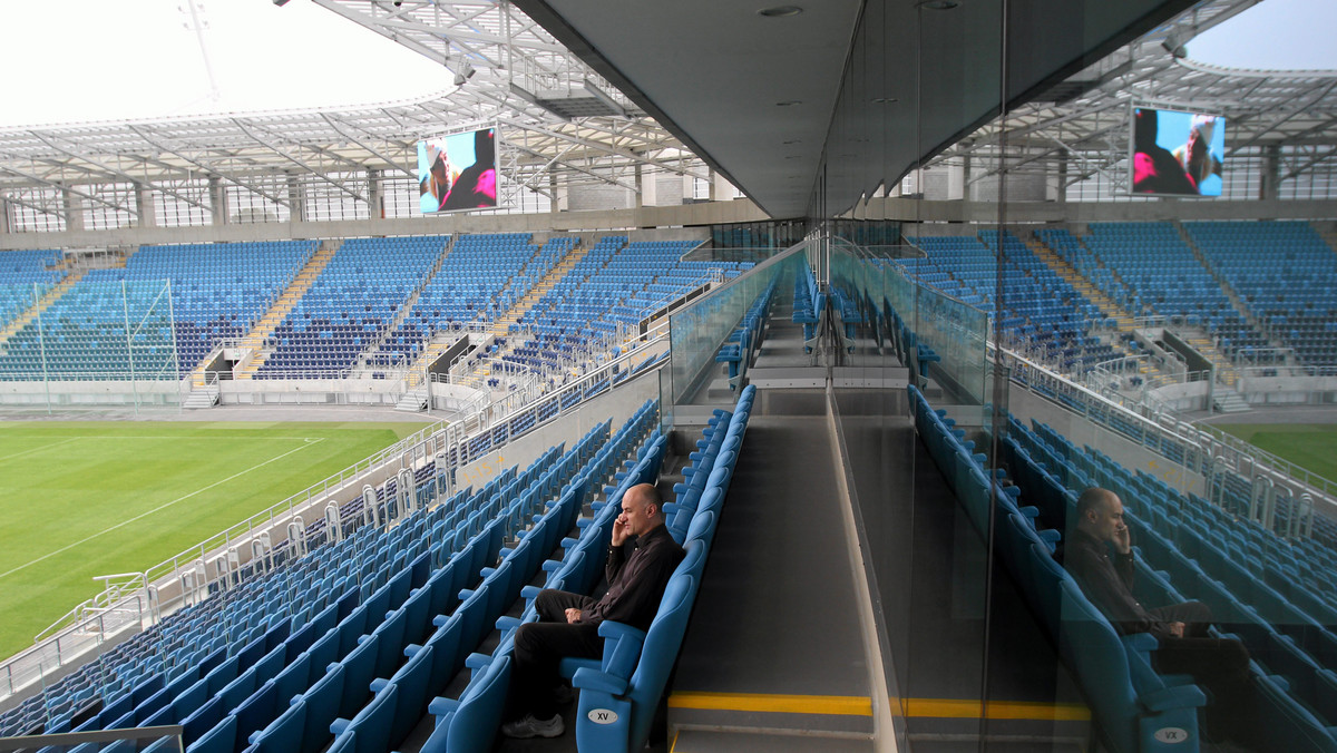 Od oficjalnego otwarcia stadionu Arena Lublin minął już prawie tydzień. Ale jeden z radnych ma wątpliwości, czy wszystko zostało wykonane "po Bożemu". Okazuje się, że obiekt nie był poświęcony - czytamy w "Dzienniku Wschodnim"