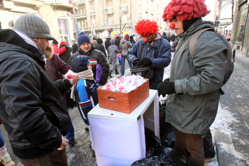 Kupovinom crvenih nosića pomažu se humani "Doktori klovnovi"