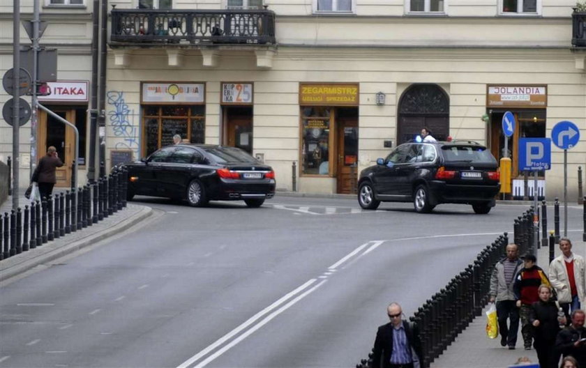 Orszak króla Bronisława. Tak jeździ!