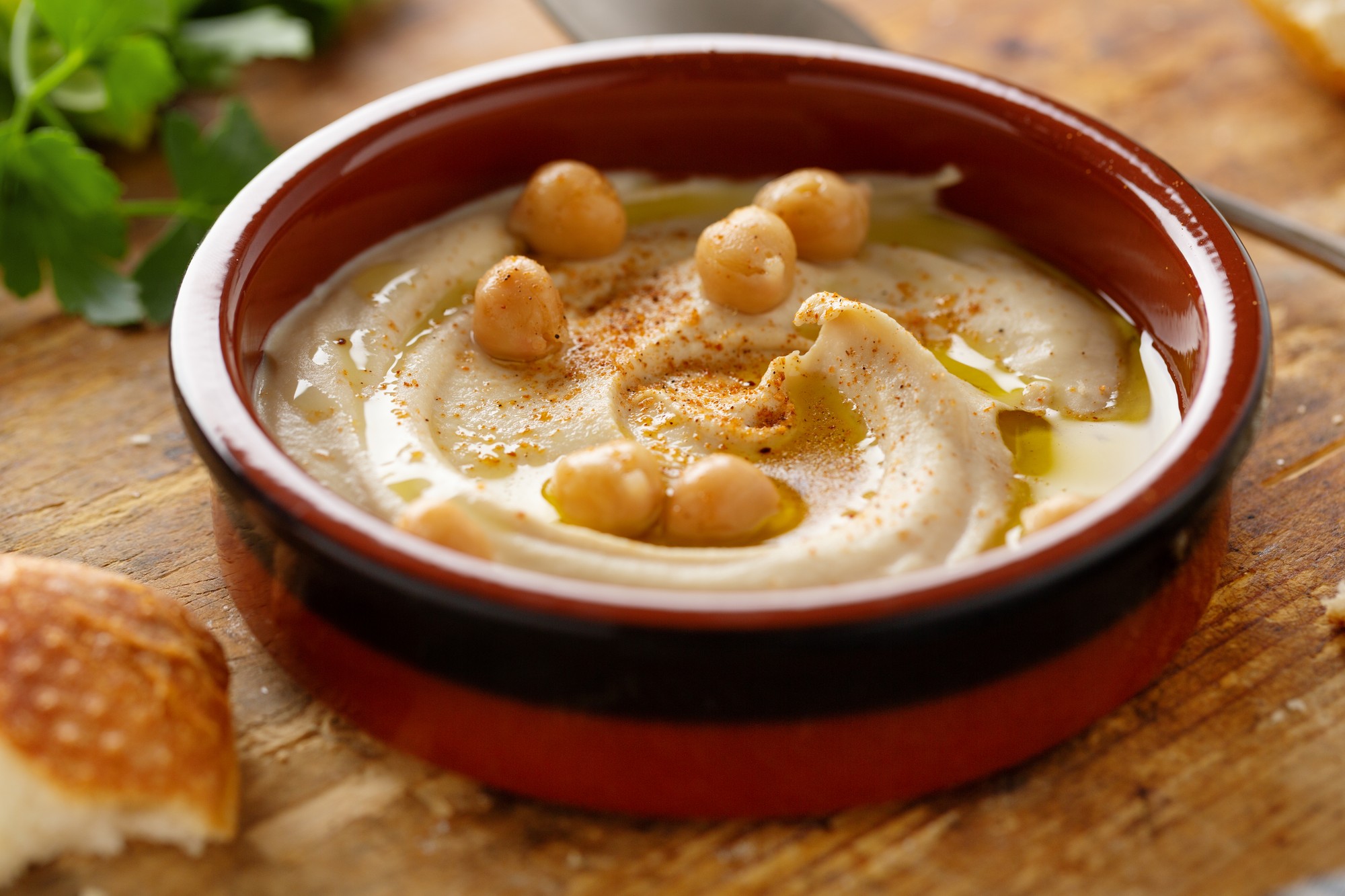 Cícerový hummus obsahuje rastlinné bielkoviny a vlákninu a môže poslúžiť ako jednoduchá nátierka na pečivo.