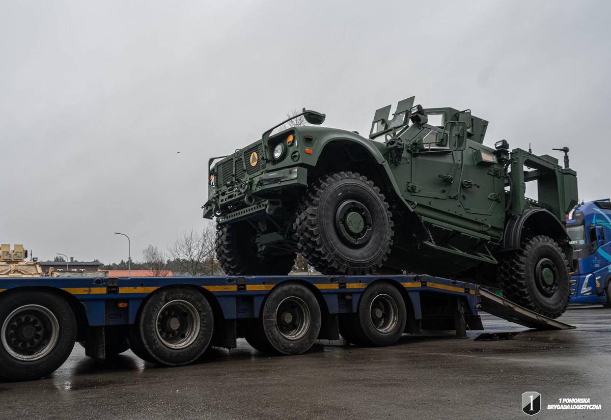 Pojazd M1240A1 M-ATV w trakcie załadunku na zestaw niskopodwoziowy.