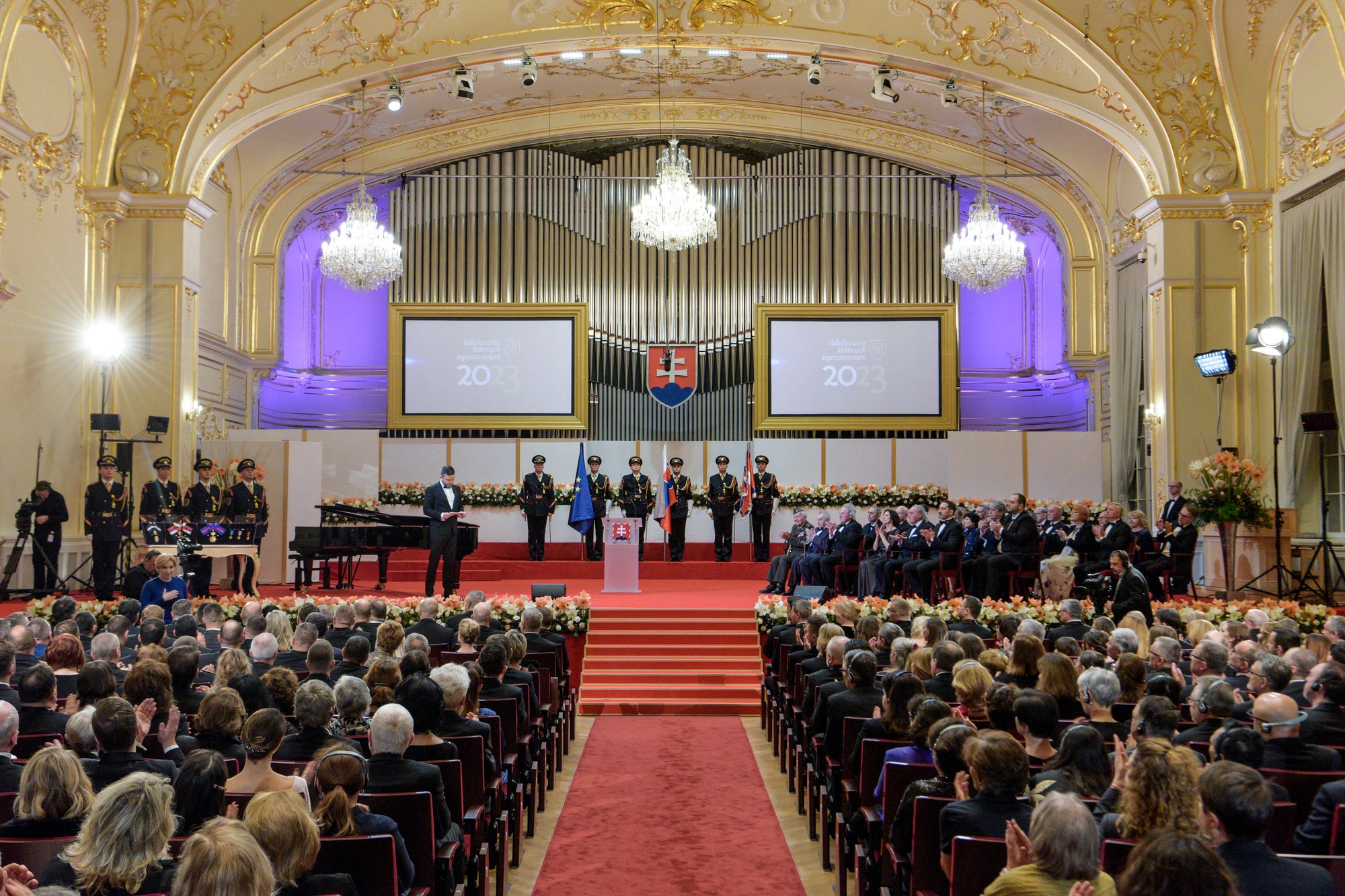 Prezidentka SR Zuzana Čaputová udelila v nedeľu 1. januára 2023 pri príležitosti 30. výročia vzniku Slovenskej republiky štátne vyznamenania 28 osobnostiam.